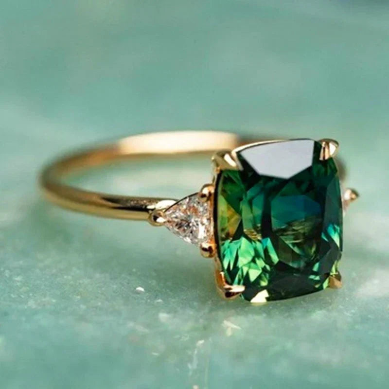 Anillo de oro con circón verde