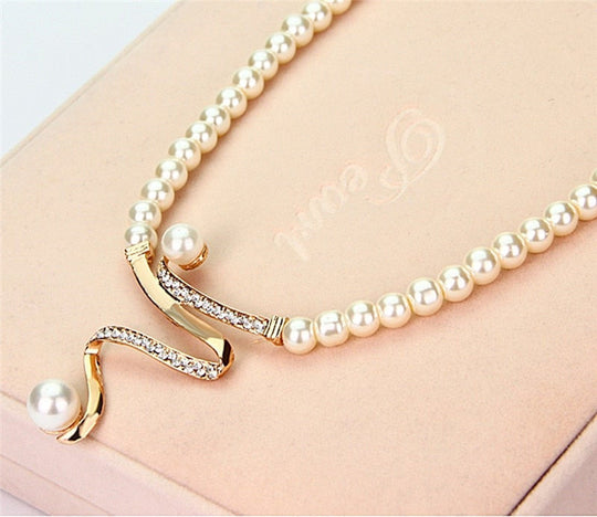 Conjunto de collar y pendientes de perlas naturales