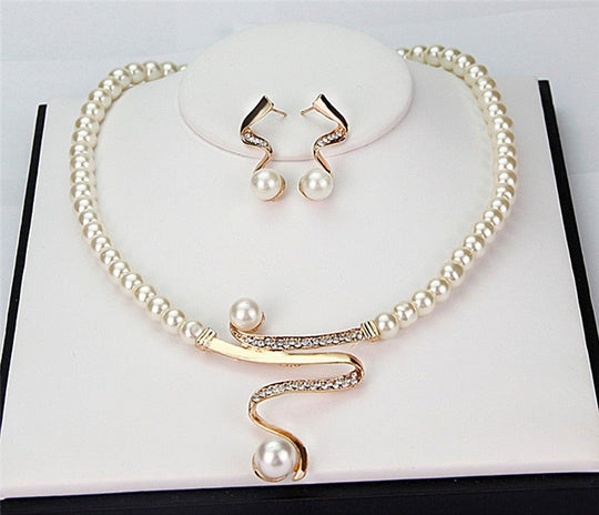 Conjunto de collar y pendientes de perlas naturales